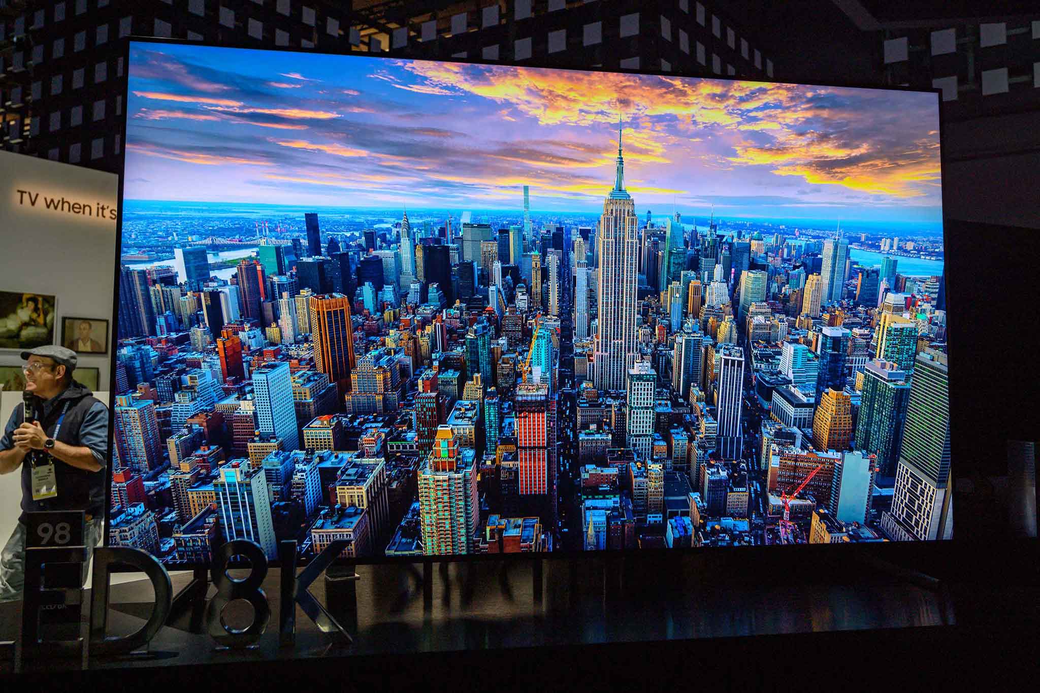 Omhoog Caroline Toevlucht Samsung QLED 8K TV With 98-inch big display announced at CES 2019