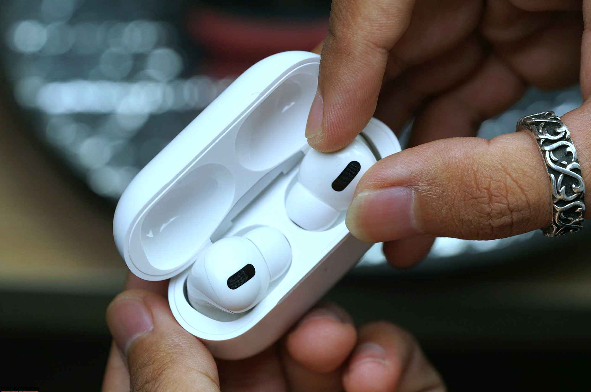 Apple releases a first Firmware update for new AirPods Pro
