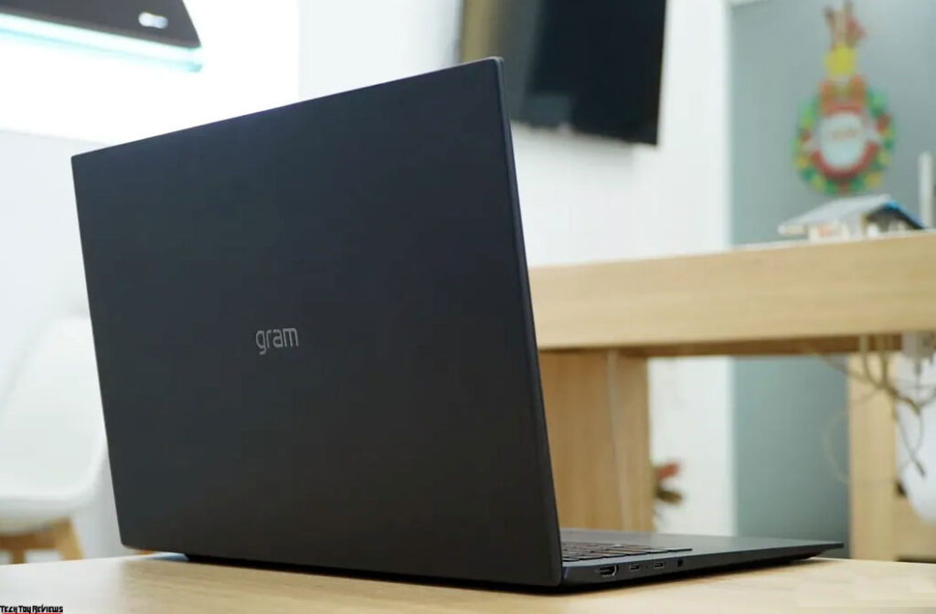 LG Gram 17 2022 Review: Having a lightweight laptop is not enough!