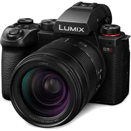 Panasonic Lumix S 28-200mm f4-7.1 macro zoom lens